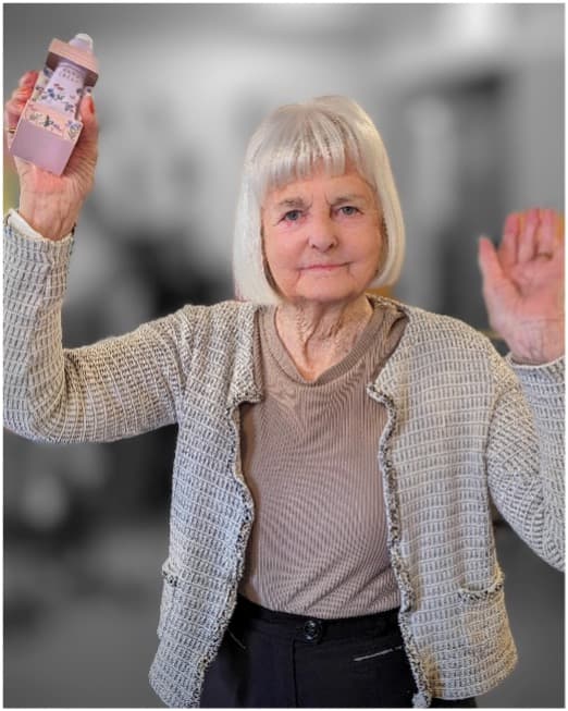 resident celebrating quiz win